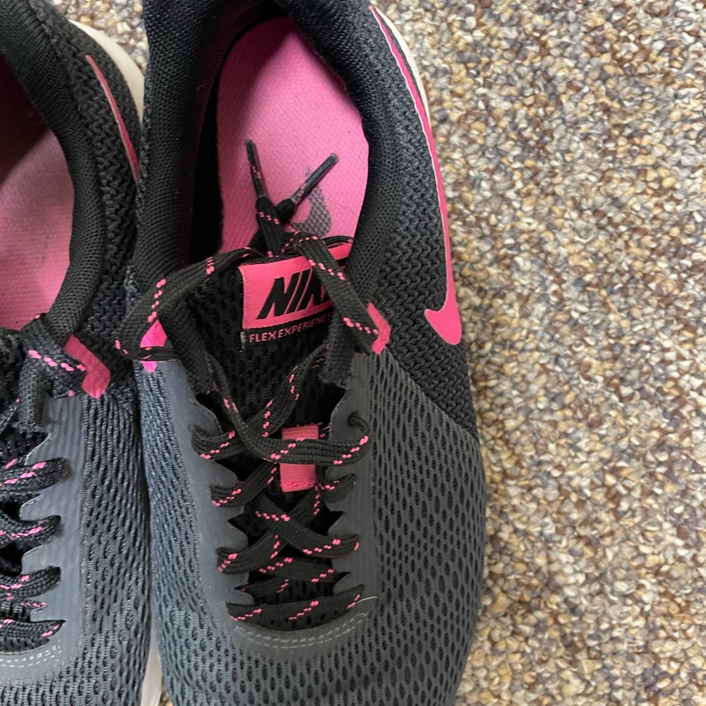 Nike - Picture 3 of 3